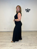 Mono negro palazzo con nudo en cintura y escote pico