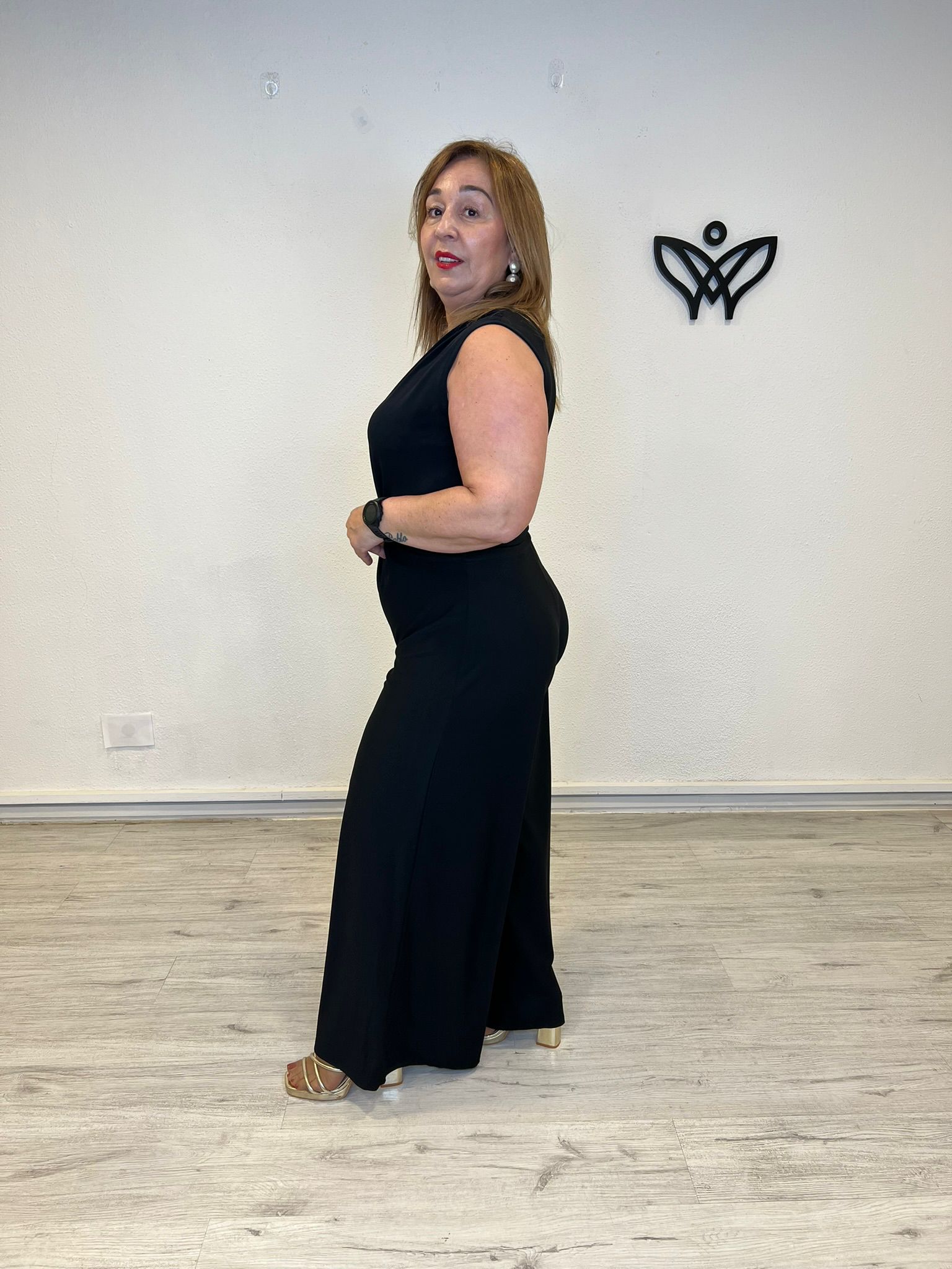 Mono negro palazzo con nudo en cintura y escote pico