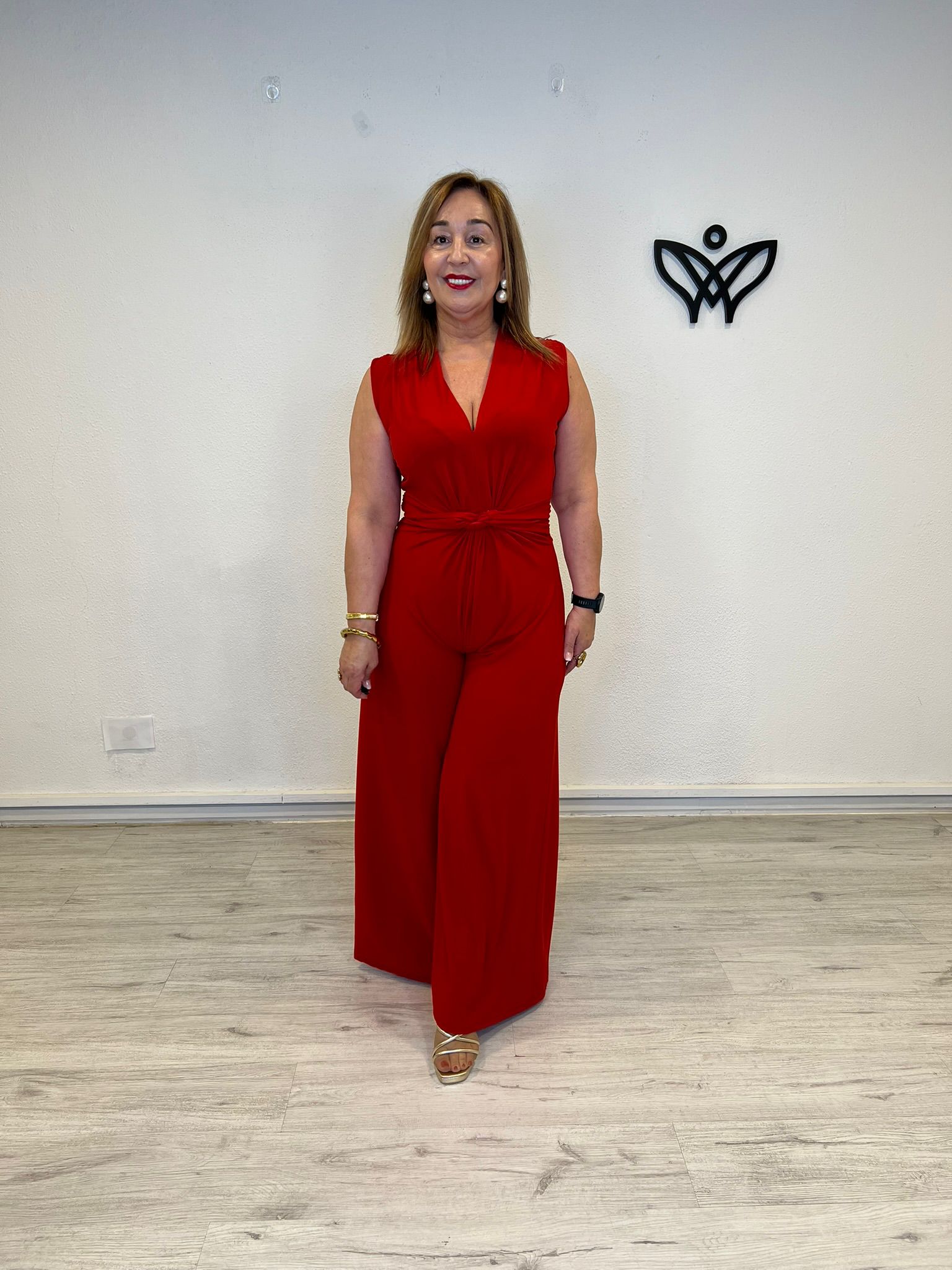 Mono palazzo rojo con nudo en cintura y escote pico