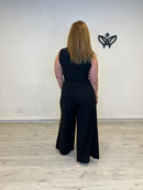 Mono negro palazzo con nudo en cintura y escote pico