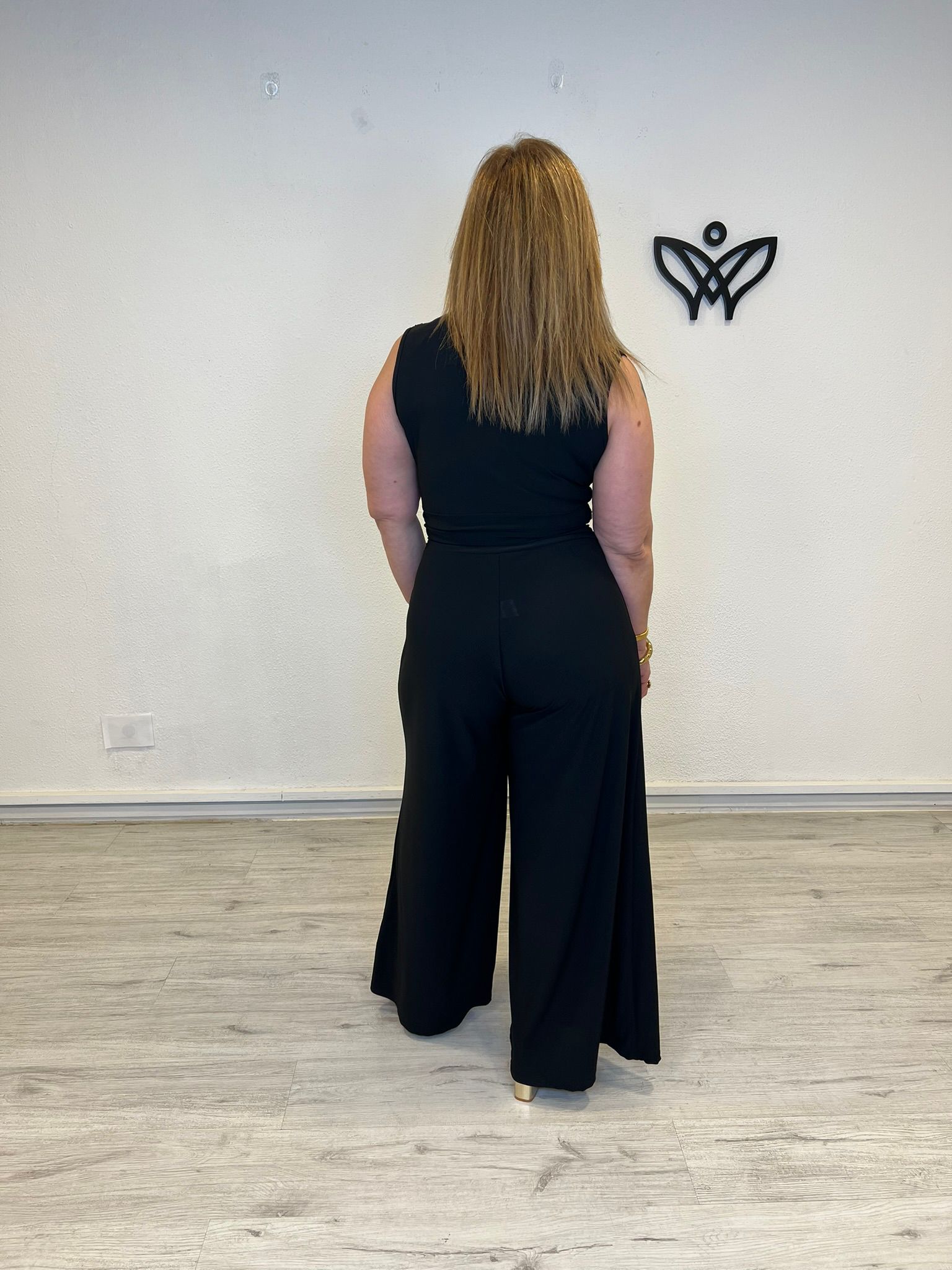 Mono negro palazzo con nudo en cintura y escote pico