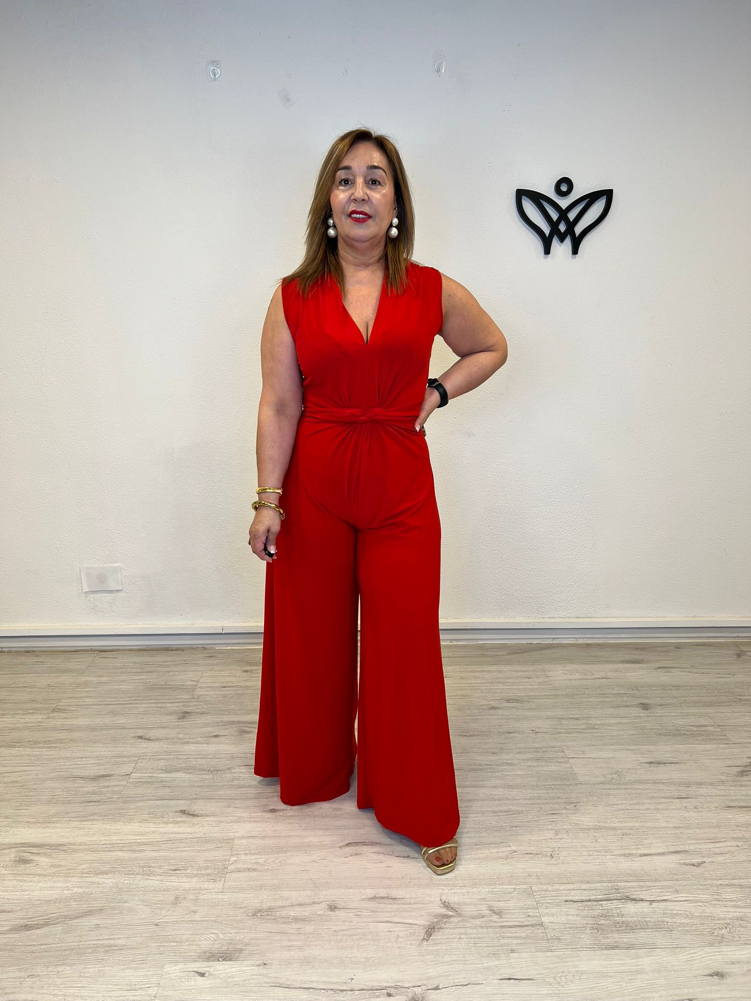 Mono palazzo rojo con nudo en cintura y escote pico