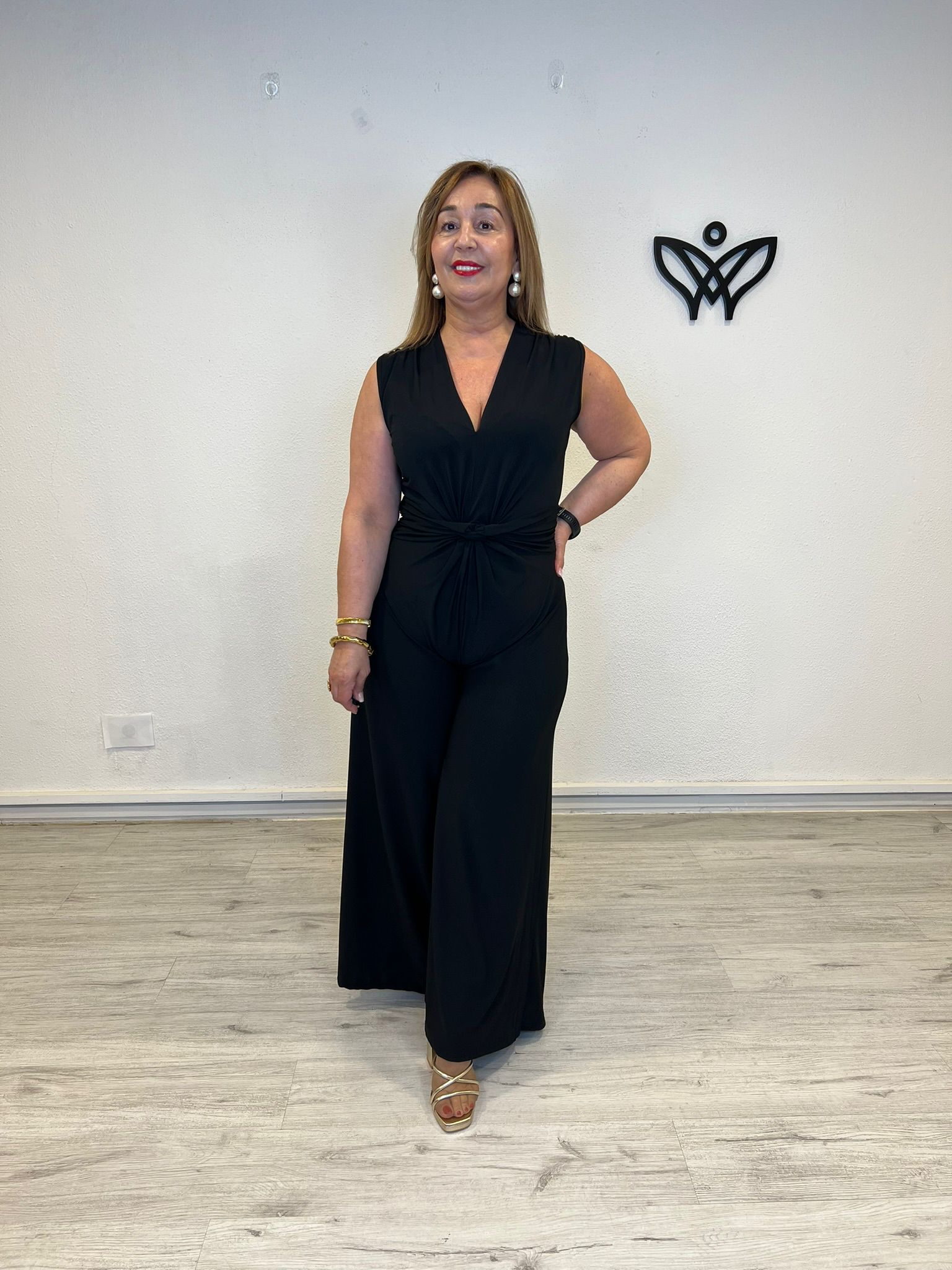 Mono negro palazzo con nudo en cintura y escote pico
