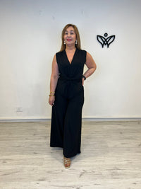 Mono negro palazzo con nudo en cintura y escote pico