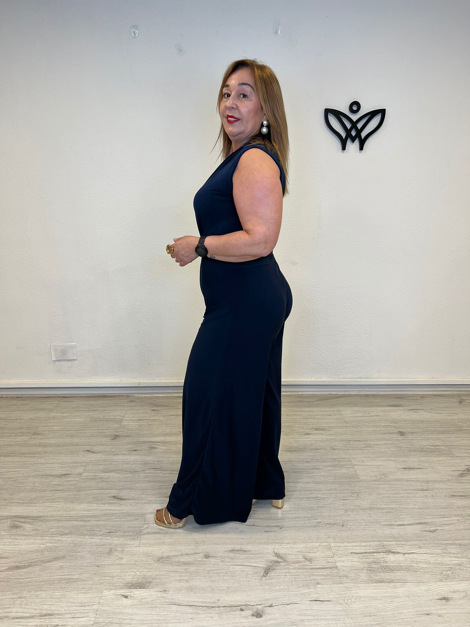 Mono negro palazzo con nudo en cintura y escote pico