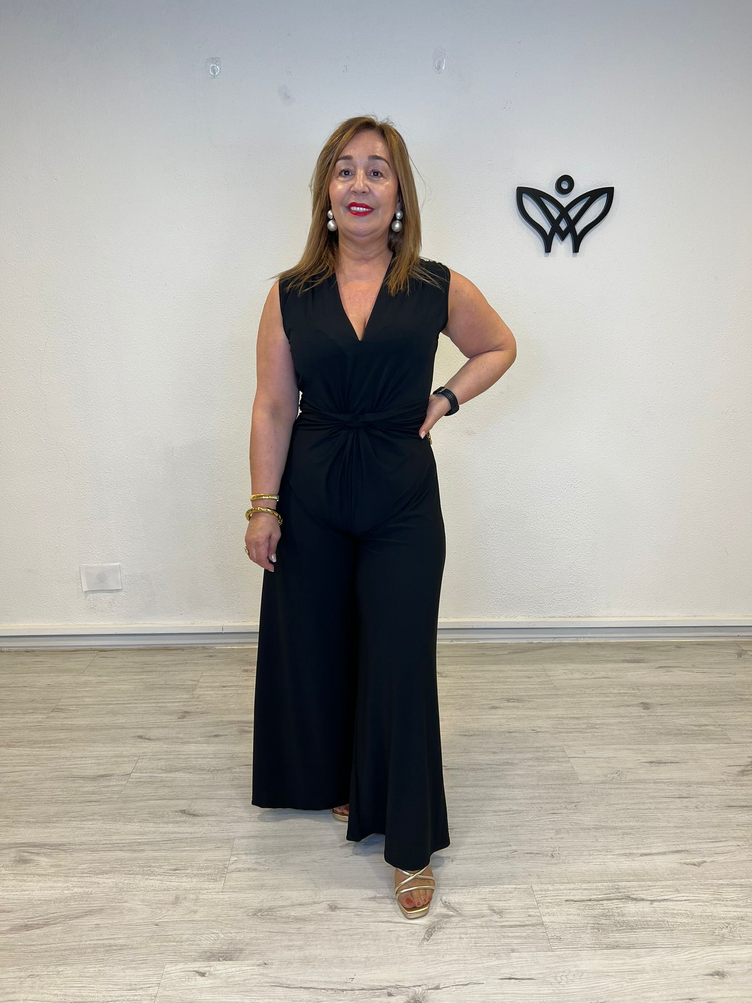 Mono negro palazzo con nudo en cintura y escote pico