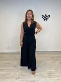 Mono negro palazzo con nudo en cintura y escote pico