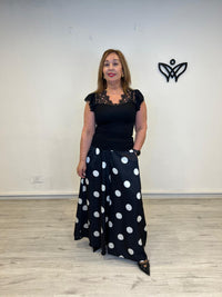 Camiseta negra de encaje con escote en pico