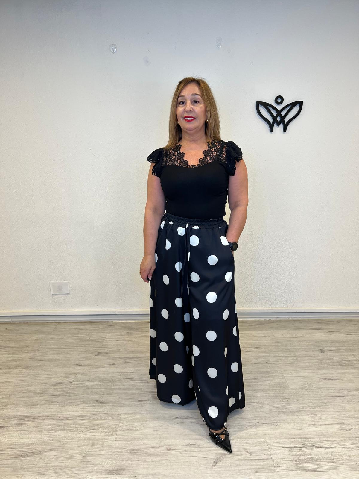 Pantalón satinado negro con lunares corte palazzo