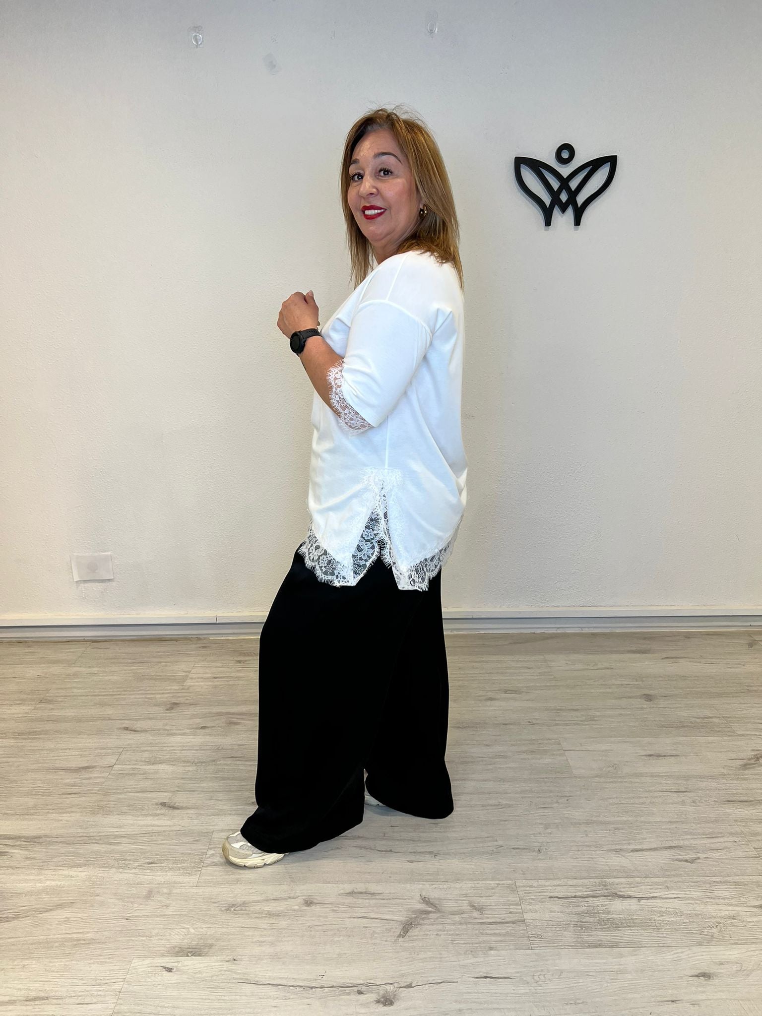 Camiseta blanca con encaje en pico y manga corta
