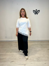 Camiseta blanca con encaje en pico y manga corta