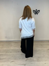Camiseta blanca con encaje en pico y manga corta