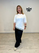 Camiseta blanca con encaje en pico y manga corta