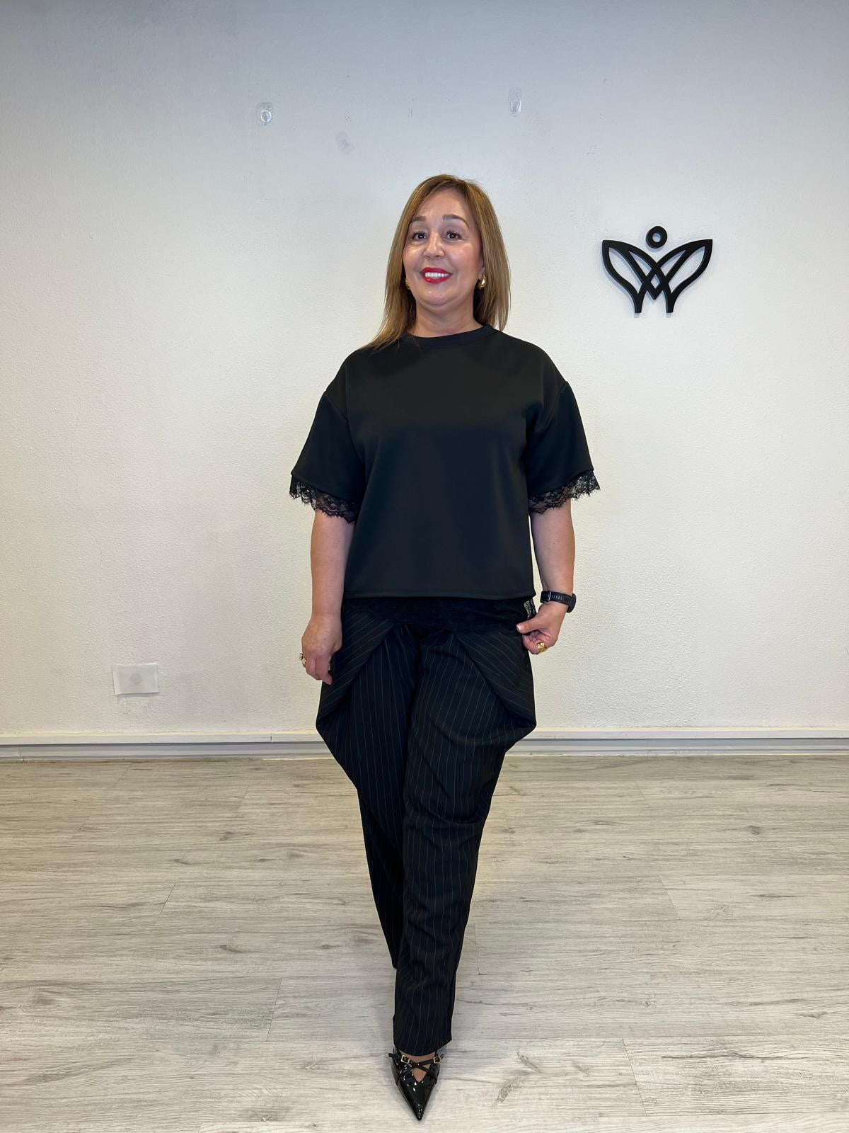 Camiseta curvy negra con encaje en la espalda