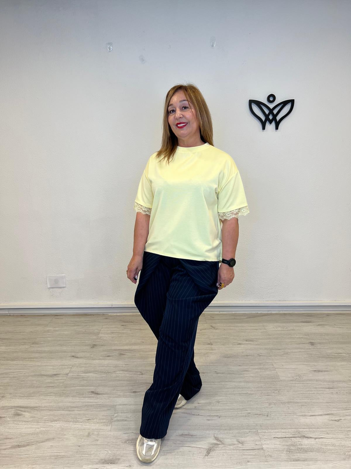 Camiseta curvy amarilla con encaje en la espalda