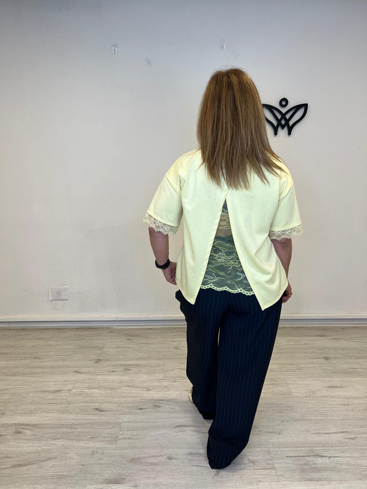 Camiseta curvy amarilla con encaje en la espalda