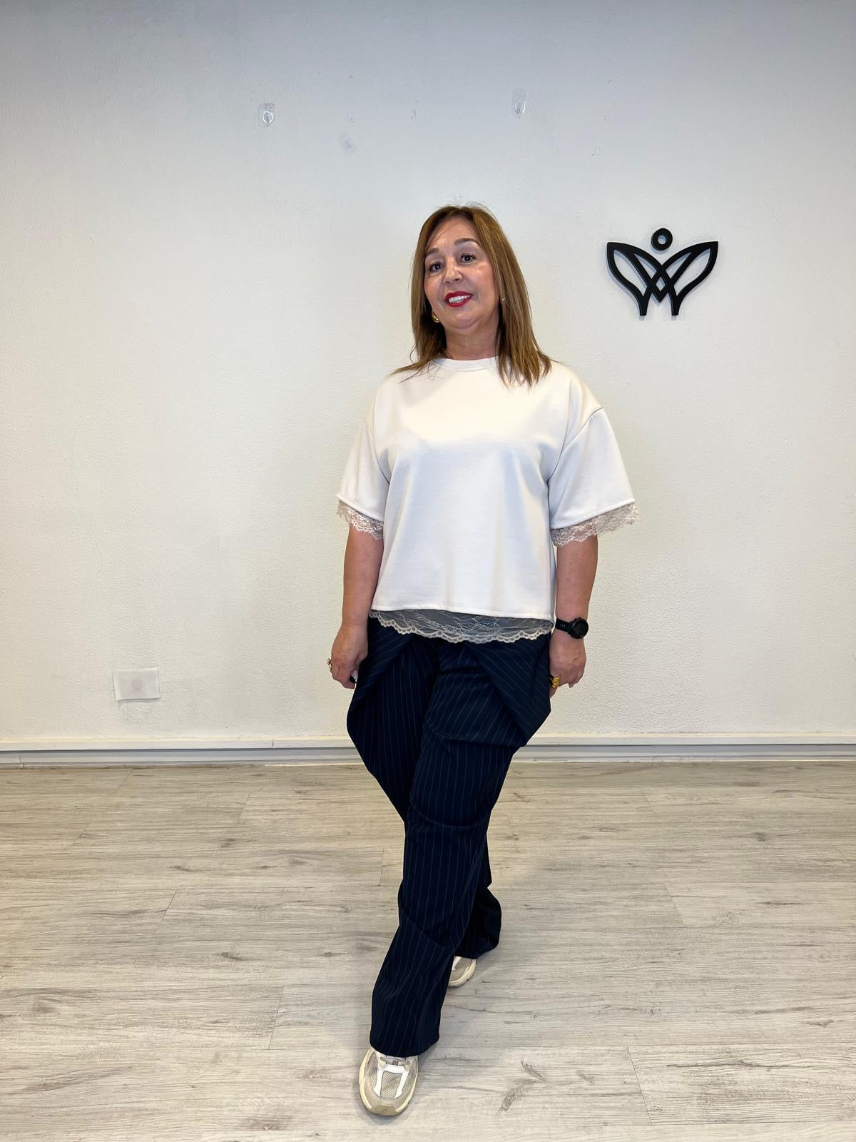 Camiseta beige curvy con encaje en la espalda