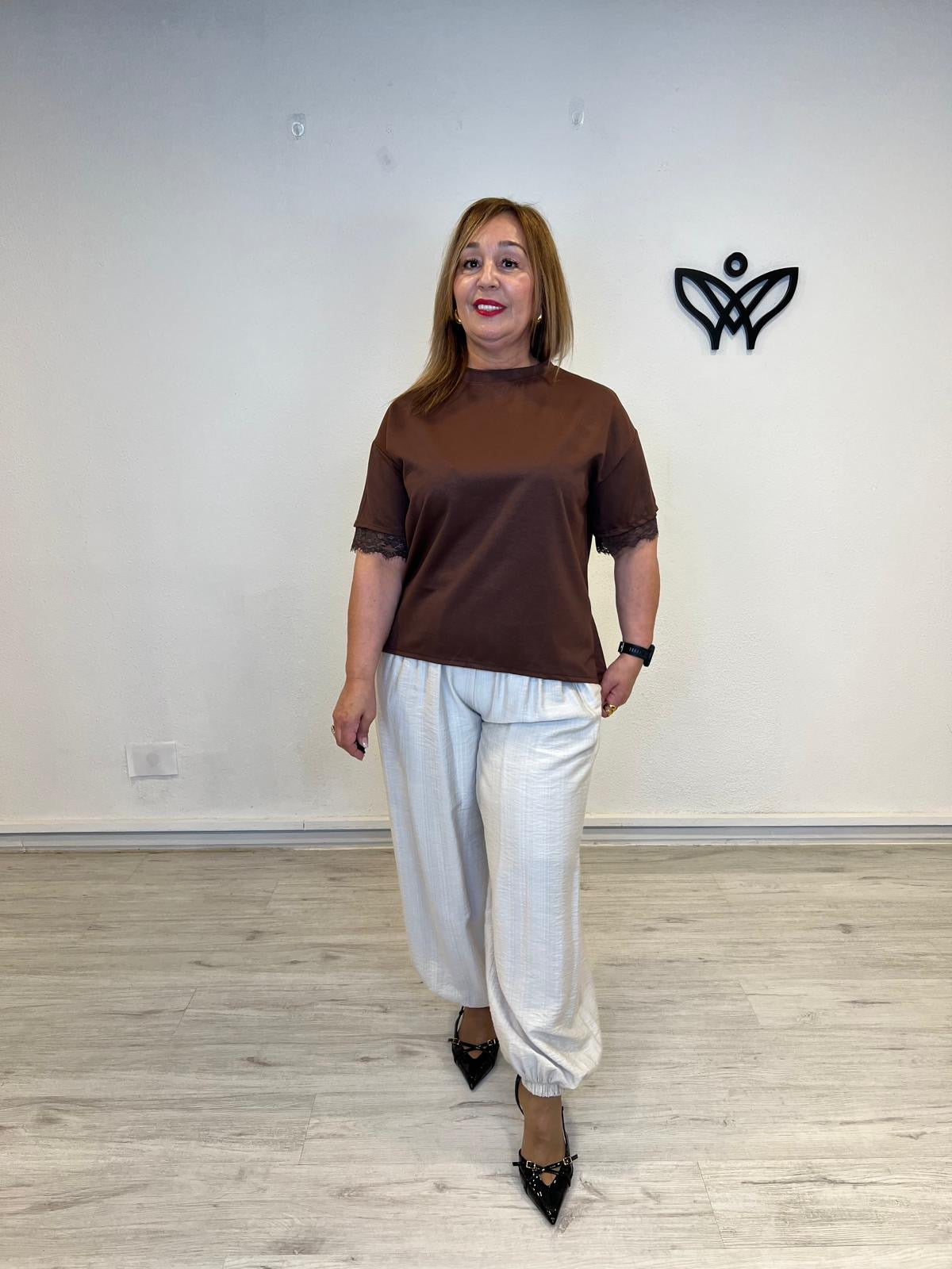 Camiseta curvy marrón chocolate con encaje en la espalda