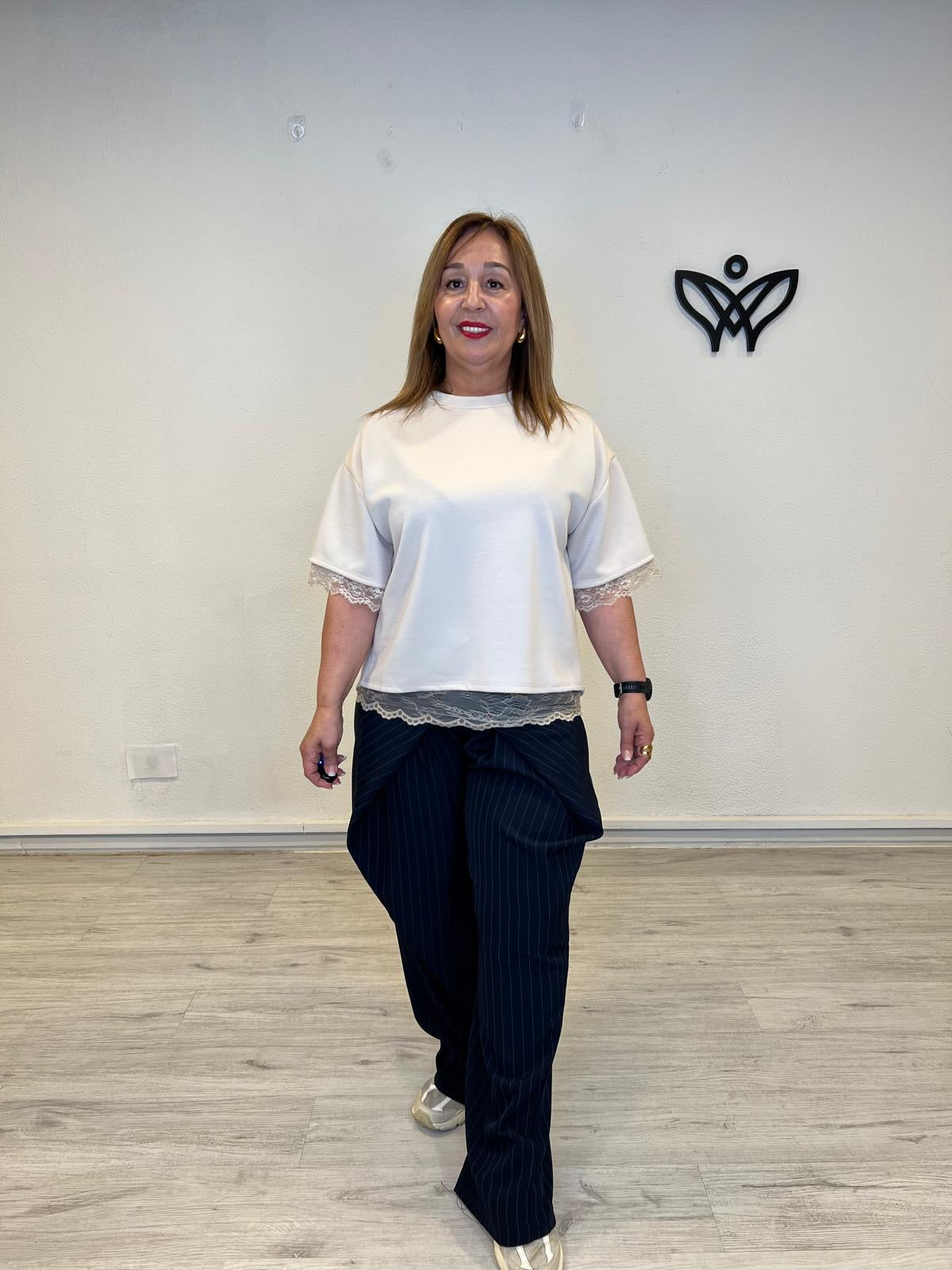 Camiseta beige curvy con encaje en la espalda