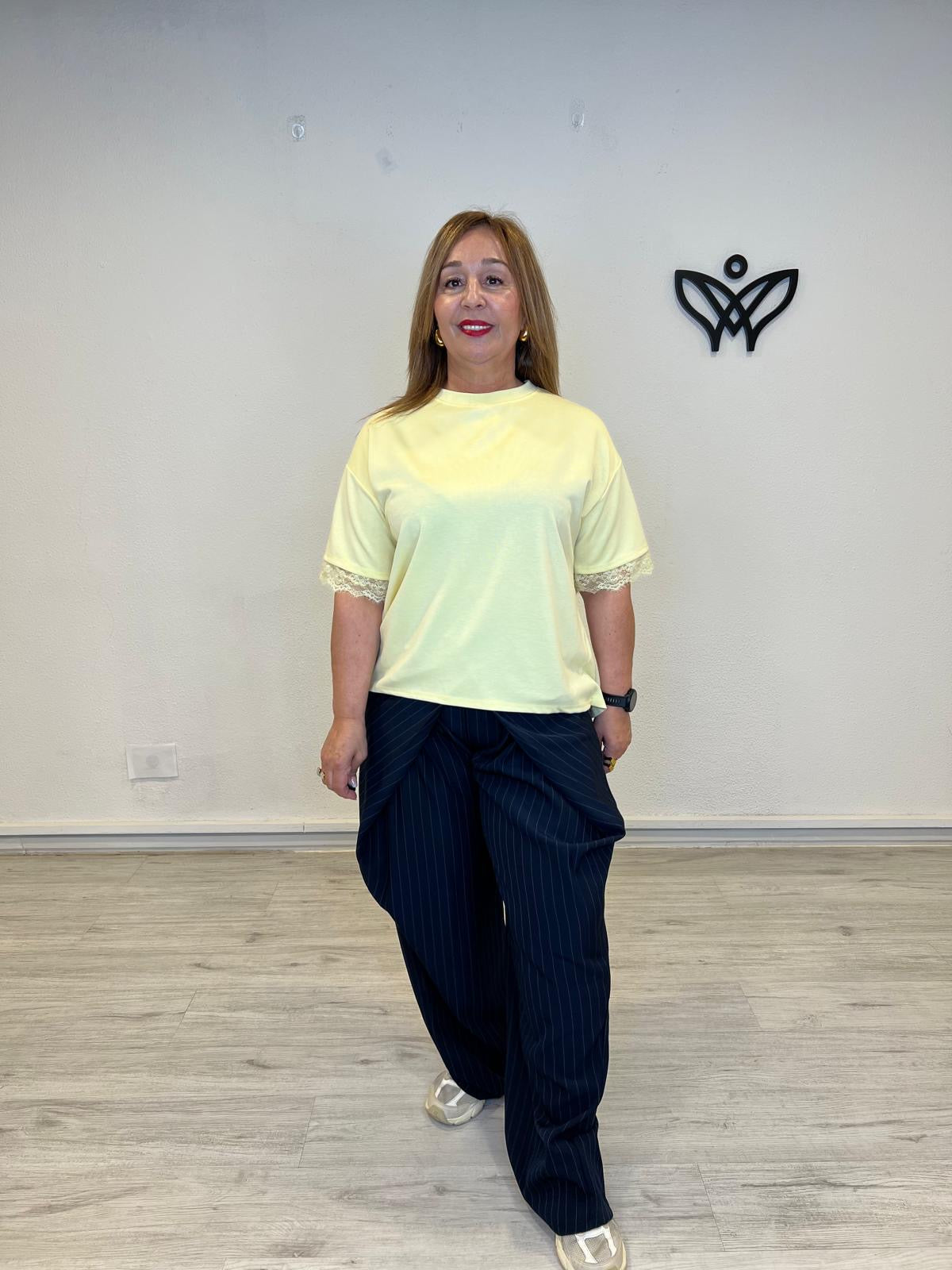 Camiseta curvy amarilla con encaje en la espalda