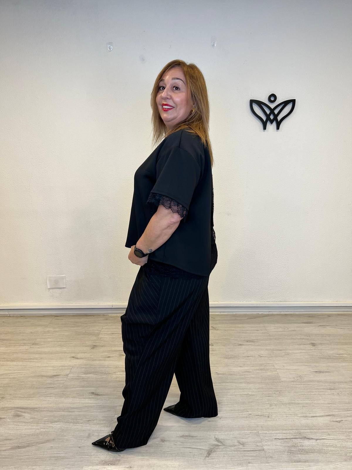 Camiseta curvy negra con encaje en la espalda