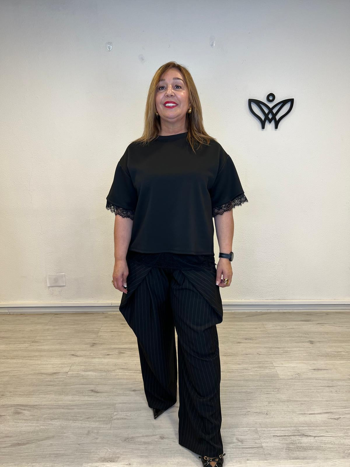 Camiseta curvy negra con encaje en la espalda