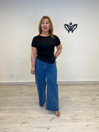 Camiseta negra con encaje