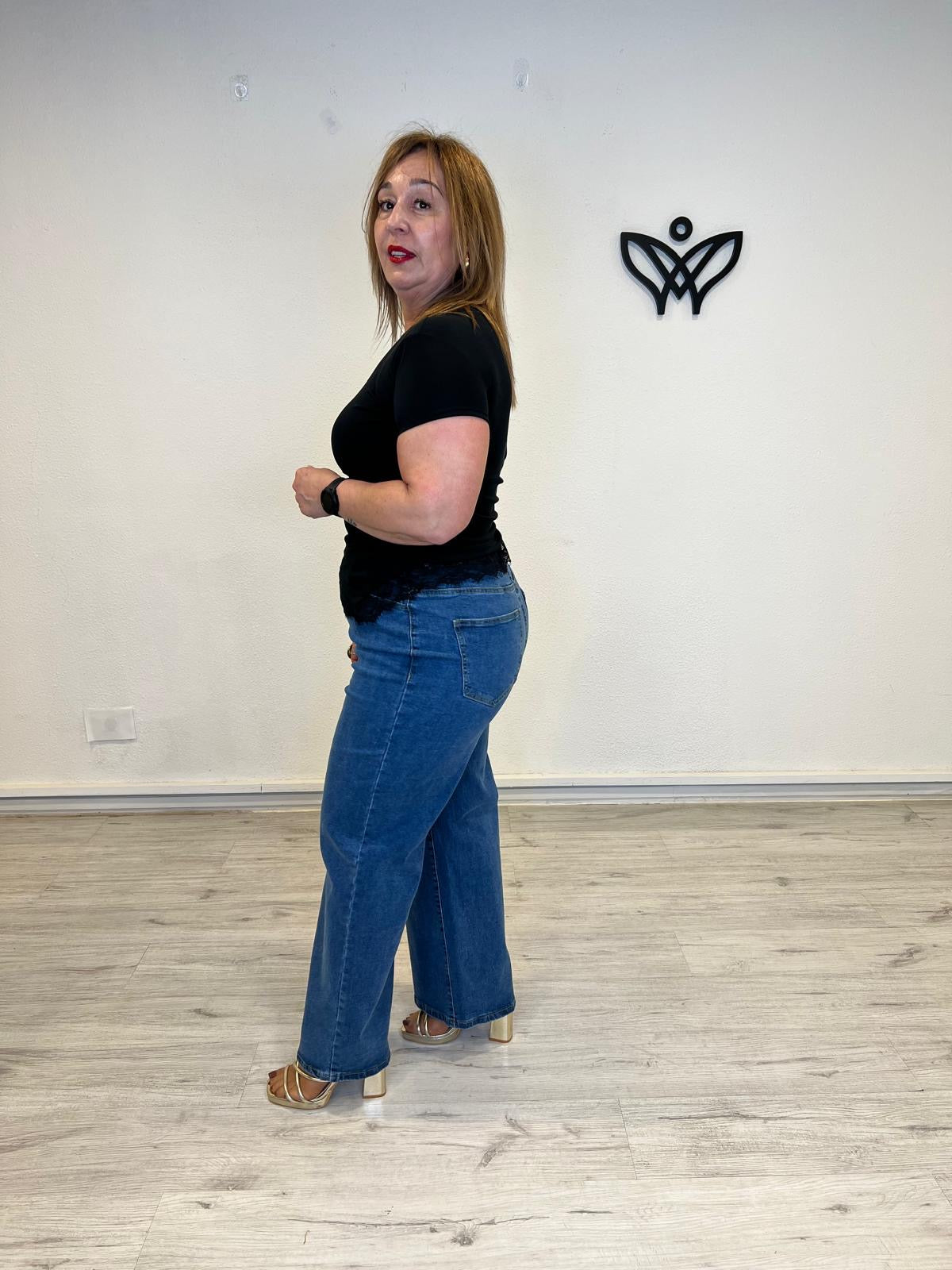 Camiseta negra con encaje