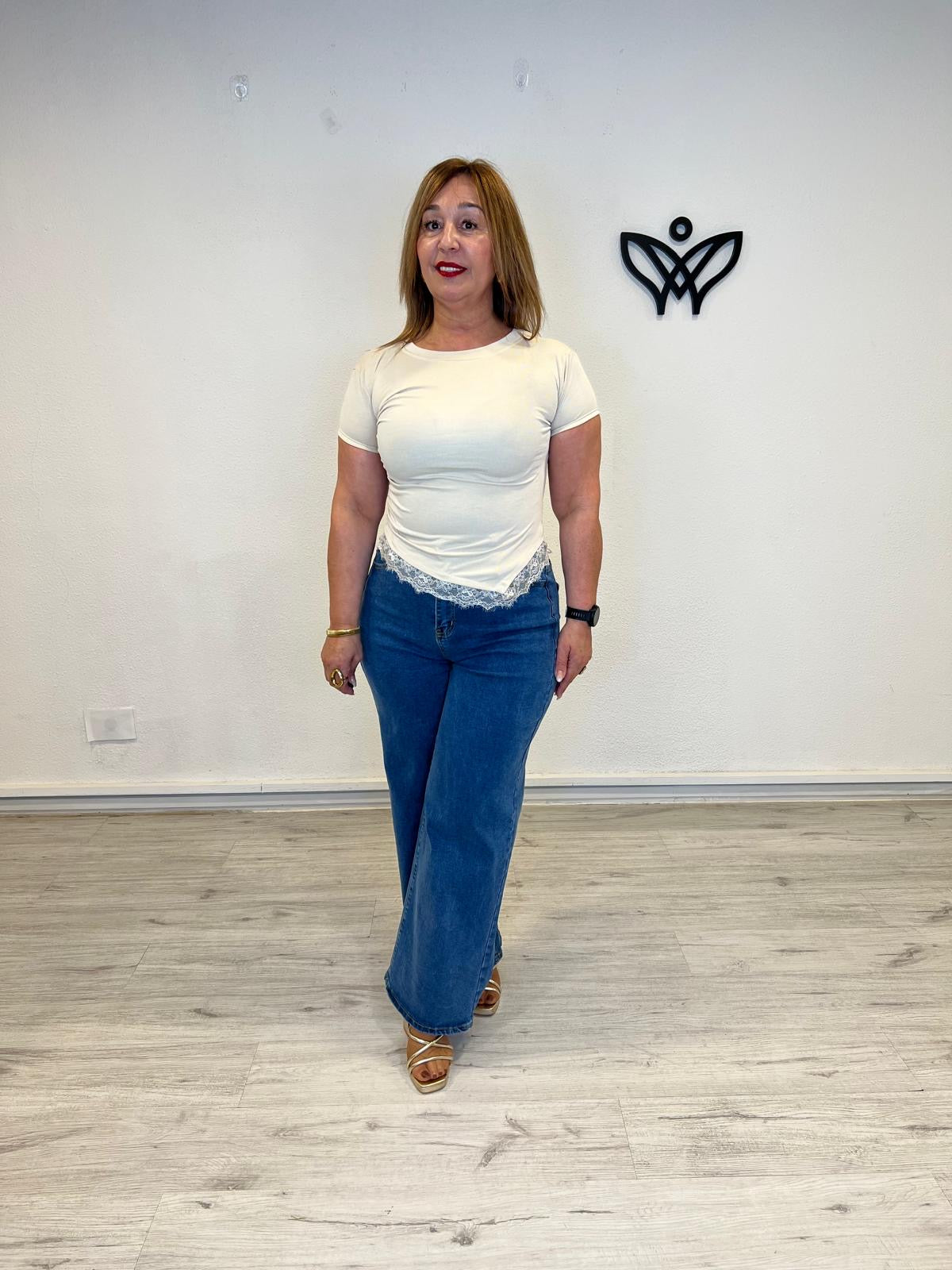 Camiseta beige con puntilla