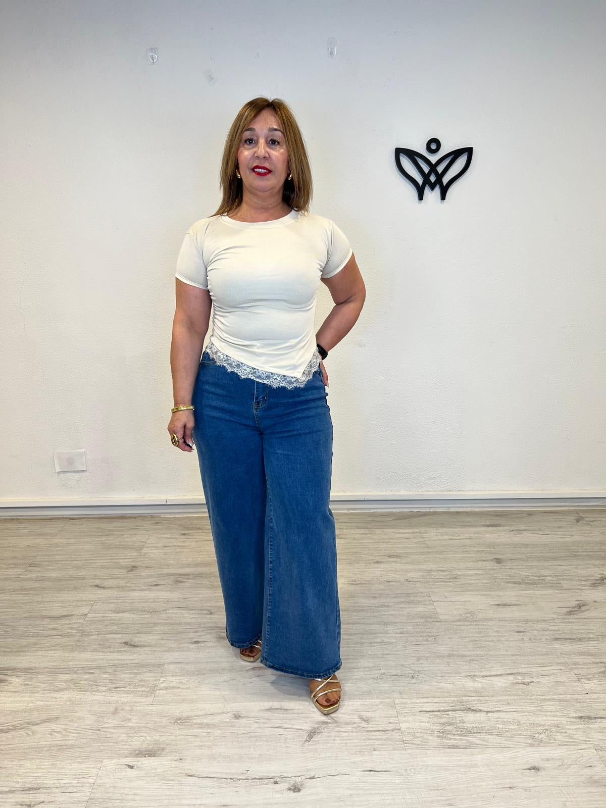 Camiseta beige con puntilla