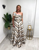 Vestido de ceremonia palabra de honor Carla Ruiz con falda estructurada