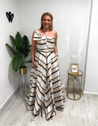Vestido de ceremonia palabra de honor Carla Ruiz con falda estructurada