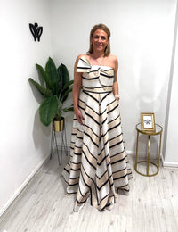 Vestido de ceremonia palabra de honor Carla Ruiz con falda estructurada