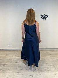 Vestido satinado largo azul marino fluido