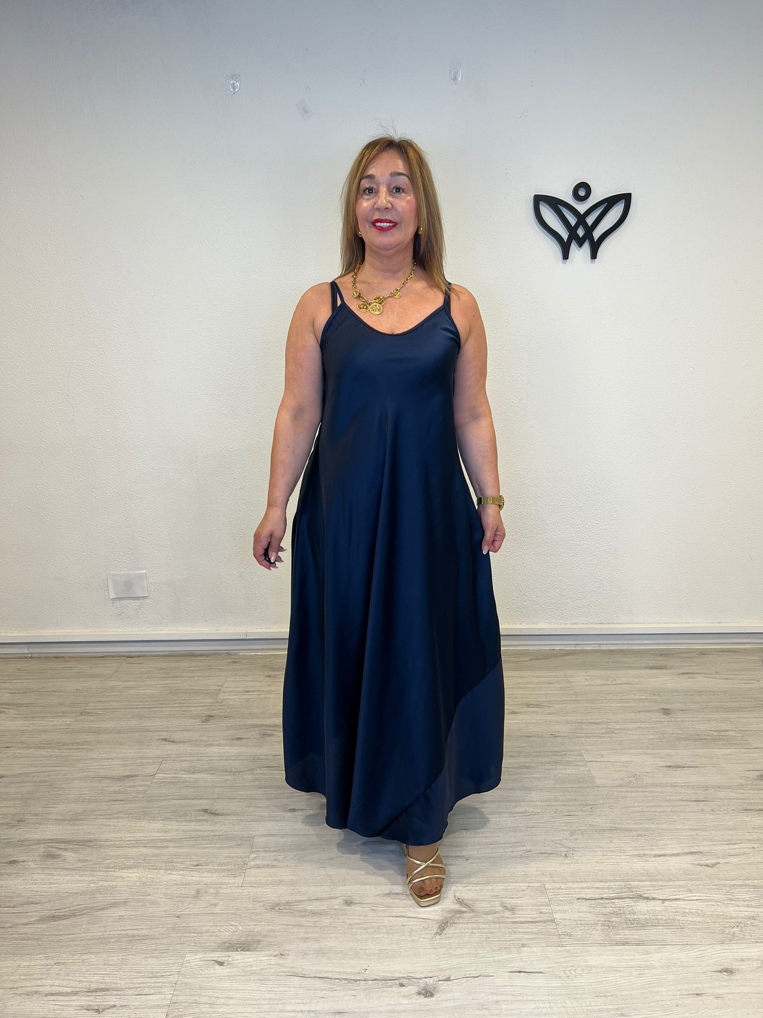 Vestido satinado largo azul marino fluido