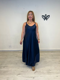 Vestido satinado largo azul marino fluido