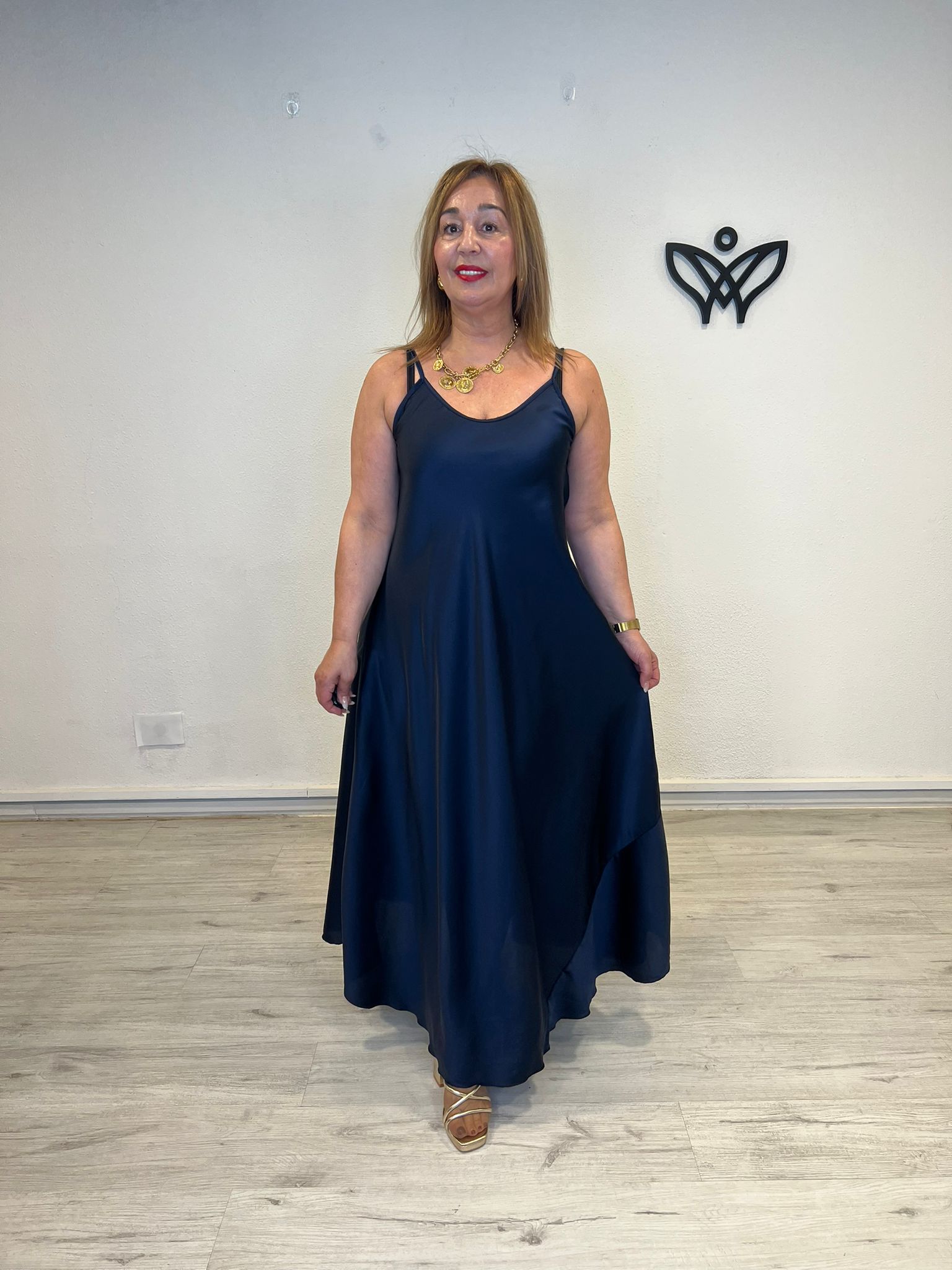 Vestido satinado largo azul marino fluido