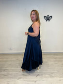 Vestido satinado largo azul marino fluido