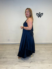 Vestido satinado largo azul marino fluido