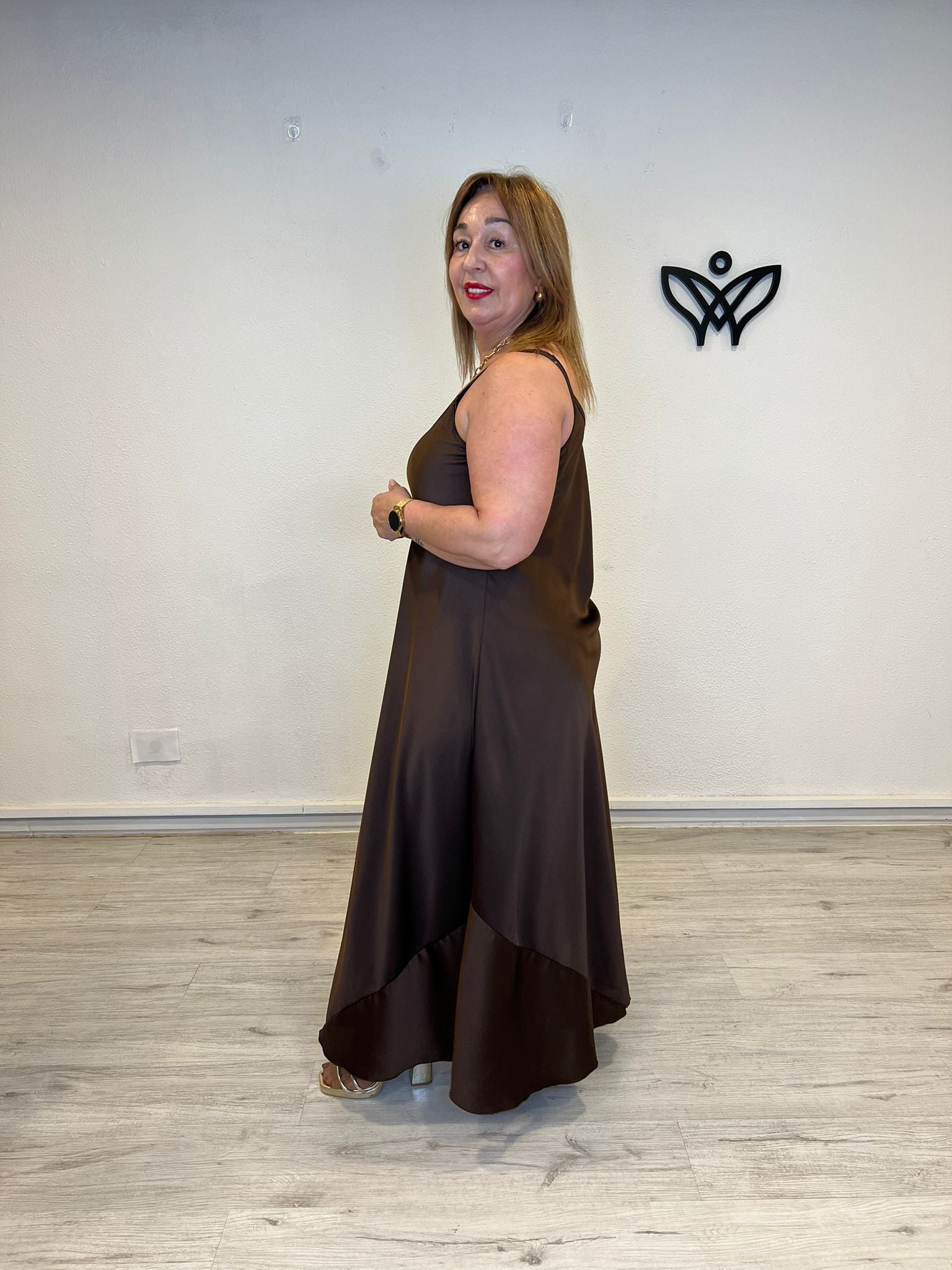 Vestido satinado marrón chocolate largo elegante