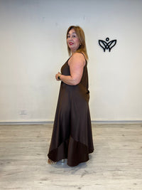 Vestido satinado marrón chocolate largo elegante