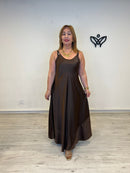 Vestido satinado marrón chocolate largo elegante