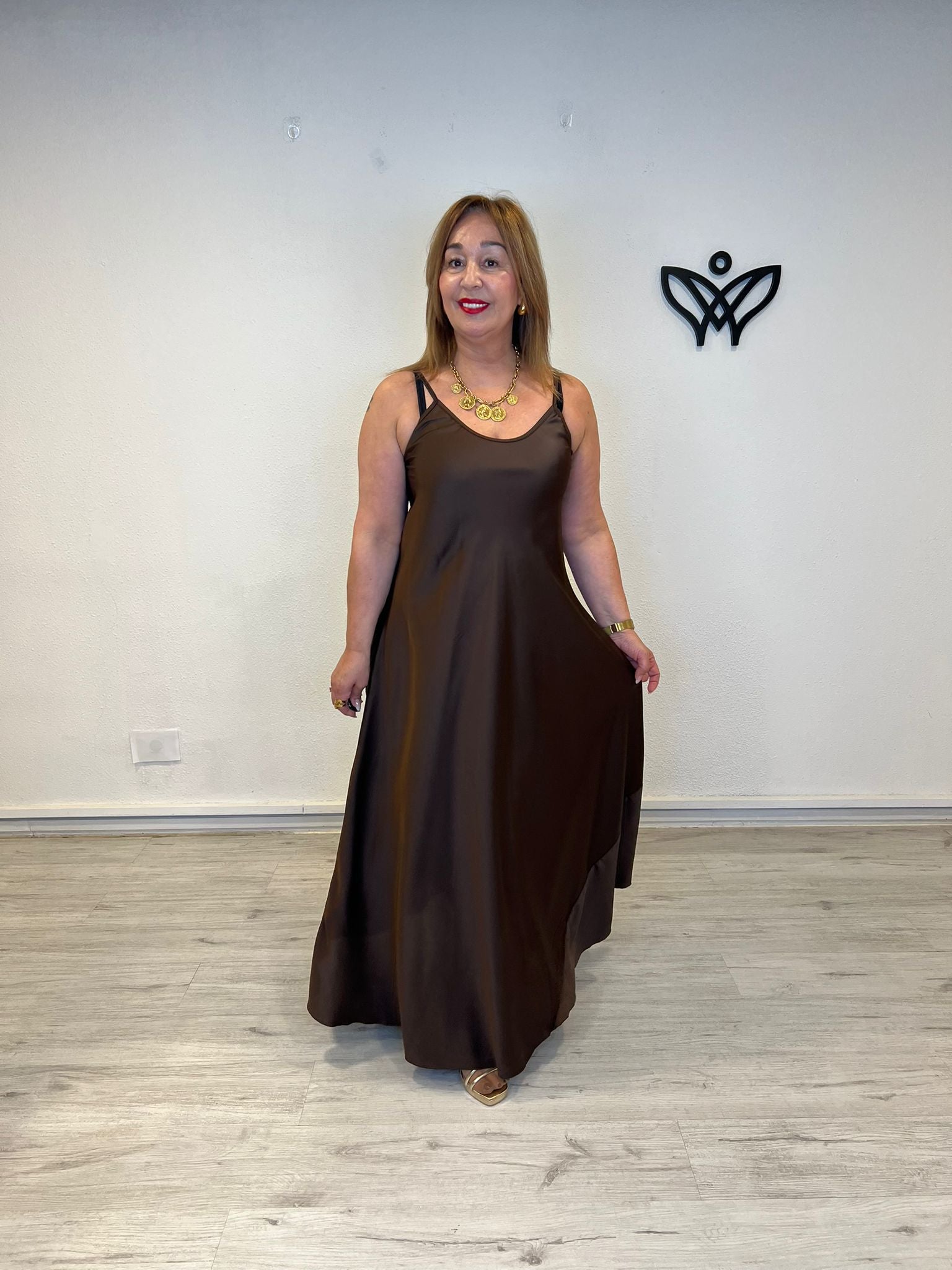 Vestido satinado marrón chocolate largo elegante