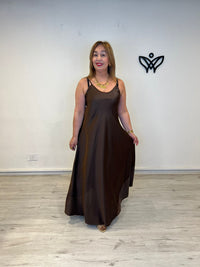 Vestido satinado marrón chocolate largo elegante