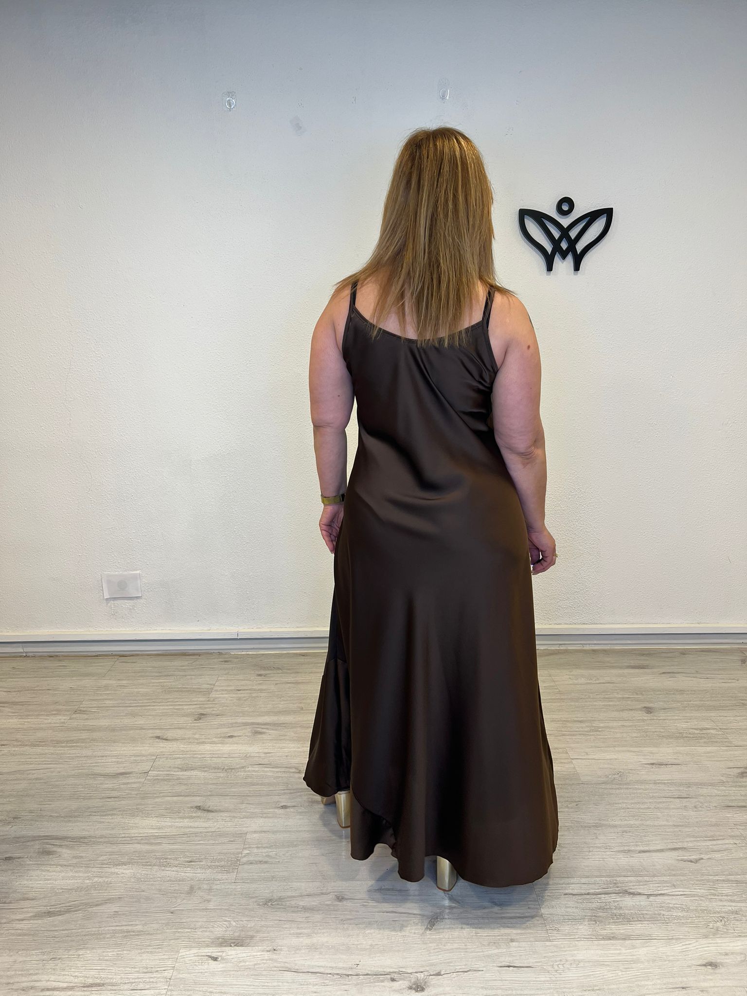 Vestido satinado marrón chocolate largo elegante