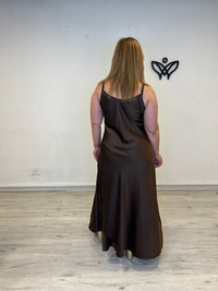 Vestido satinado marrón chocolate largo elegante