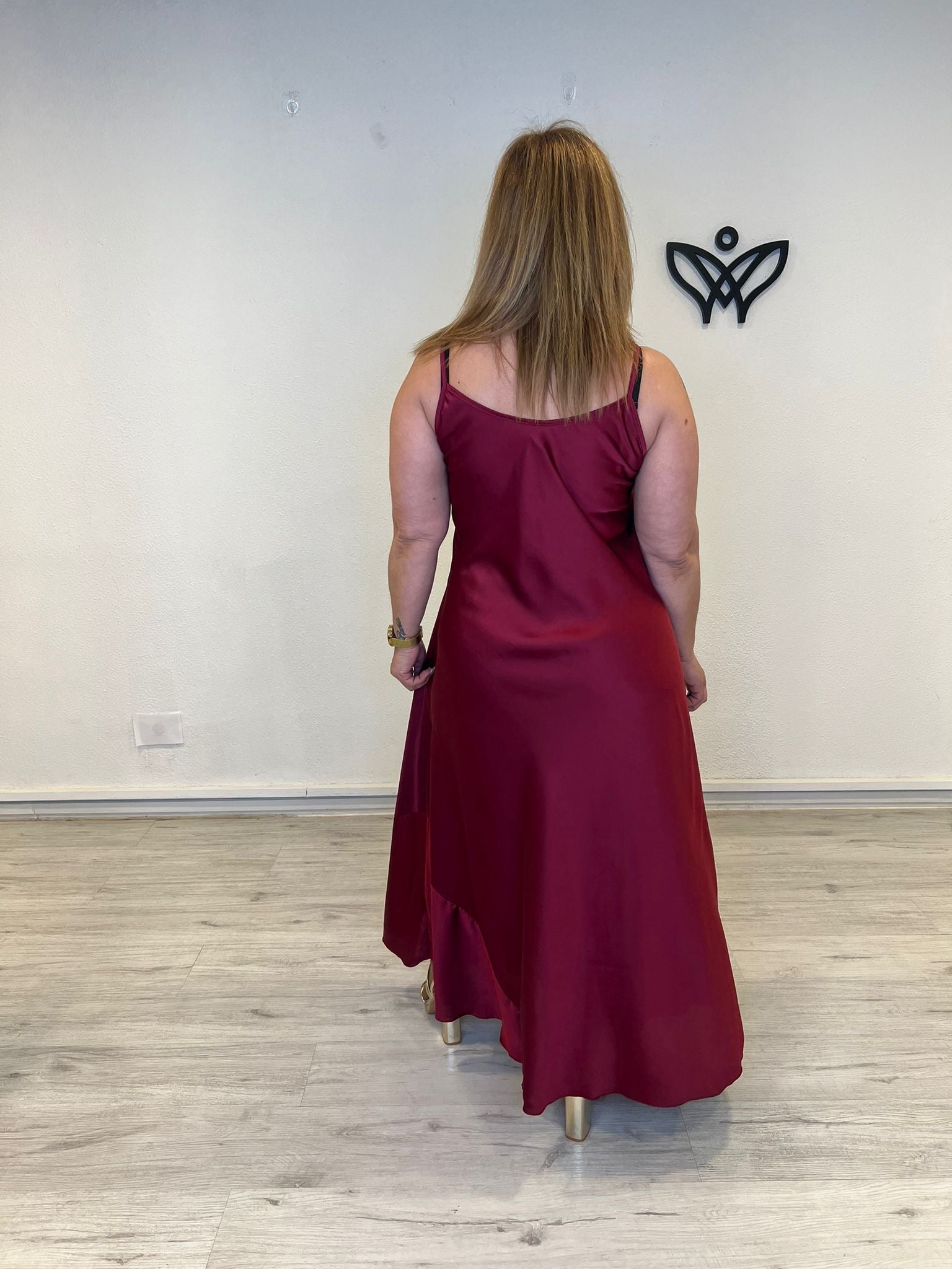 Vestido satinado burdeos largo fluido