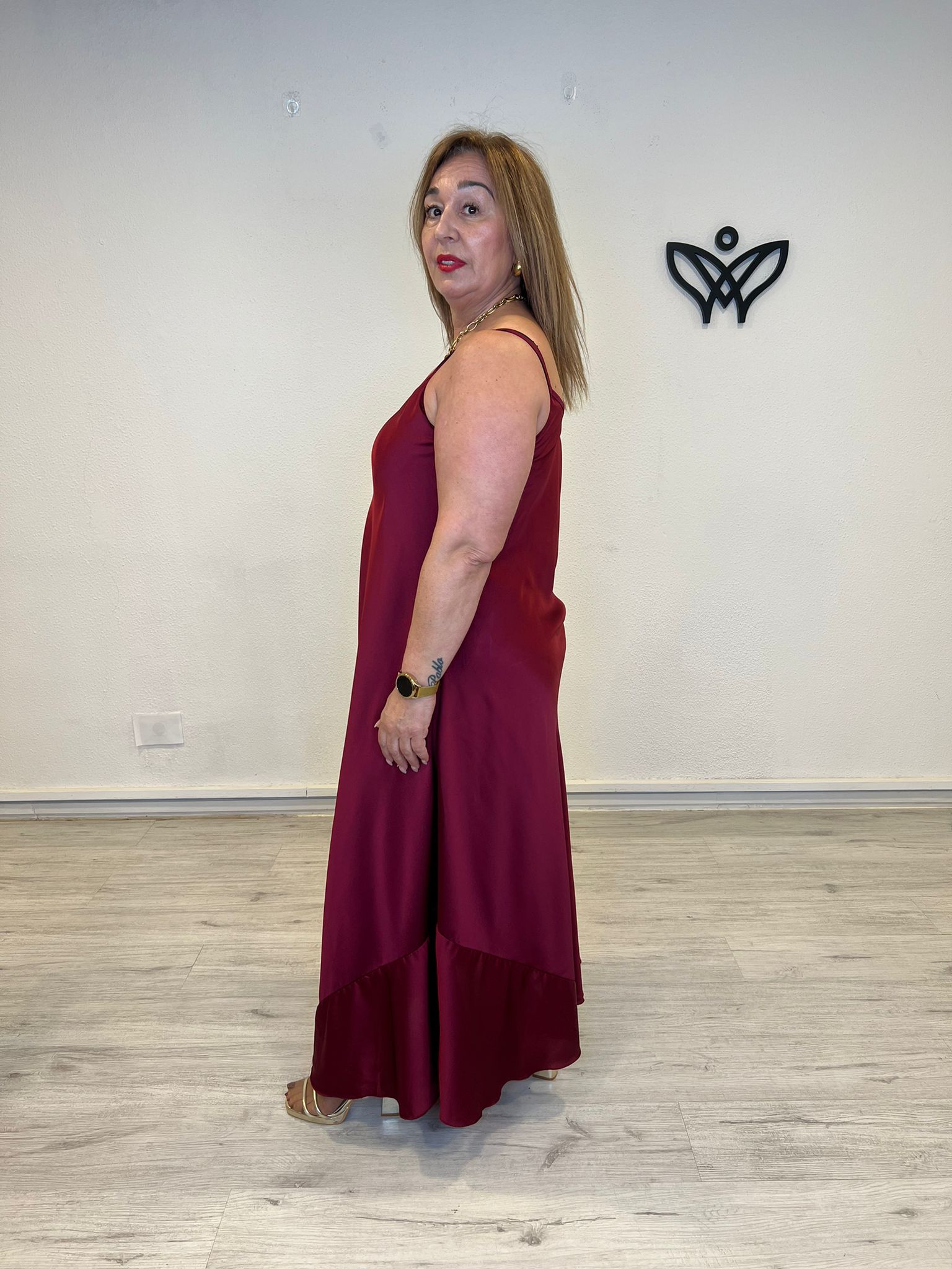 Vestido satinado burdeos largo fluido
