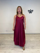 Vestido satinado burdeos largo fluido