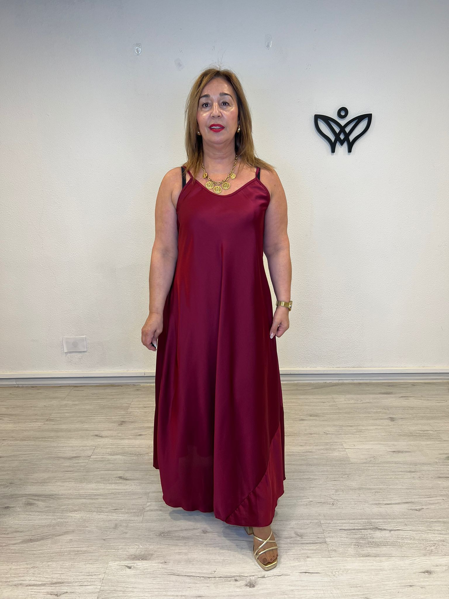 Vestido satinado burdeos largo fluido